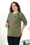 RENKTE BÜYÜK BEDEN KUŞ TAŞLI YEŞİL BLUZ