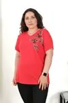 RENKTE BÜYÜK BEDEN İKİ KUŞ DESENLİ TAŞLI KIRMIZI BLUZ