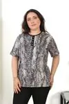 RENKTE YAKA DETAYLI KISA KOL ESNEK DESENLİ BLUZ