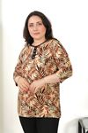 RENKTE BÜYÜK BEDEN KUŞGÖZÜ DETAY DESENLİ KAPRİ KOL BLUZ
