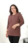 RENKTE BÜYÜK BEDEN KUŞGÖZÜ DETAY KAHVERENGİ KAPRİ KOL BLUZ