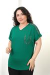 RENKTE BÜYÜK BEDEN OMUZ VE CEP YILAN DESEN TAŞLI YEŞİL BLUZ