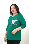 RENKTE BÜYÜK BEDEN ÜÇGEN TAŞLI VE BASKILI KAPRİ KOL YEŞİL BLUZ