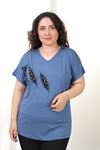 RENKTE BÜYÜK BEDEN GÖĞSÜ PULLU LEOPAR APLİKELİ İNDİGO BLUZ