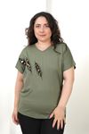 RENKTE BÜYÜK BEDEN GÖĞSÜ PULLU LEOPAR APLİKELİ HAKİ BLUZ