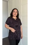 RENKTE BÜYÜK BEDEN YAKASI PÜSKÜL BAĞCIKLI KISA KOLLU DESENLİ BLUZ