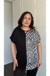 RENKTE BÜYÜK BEDEN YAKA BROŞLU ÖN YARIM GARNİLİ SİYAH BLUZ
