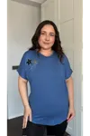 RENKTE BÜYÜK BEDEN İKİ YILDIZLI TAŞLI İNDİGO BLUZ
