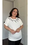 RENKTE BÜYÜK BEDEN PULLU SİMLİ HALKA NAKIŞLI BEYAZ BLUZ